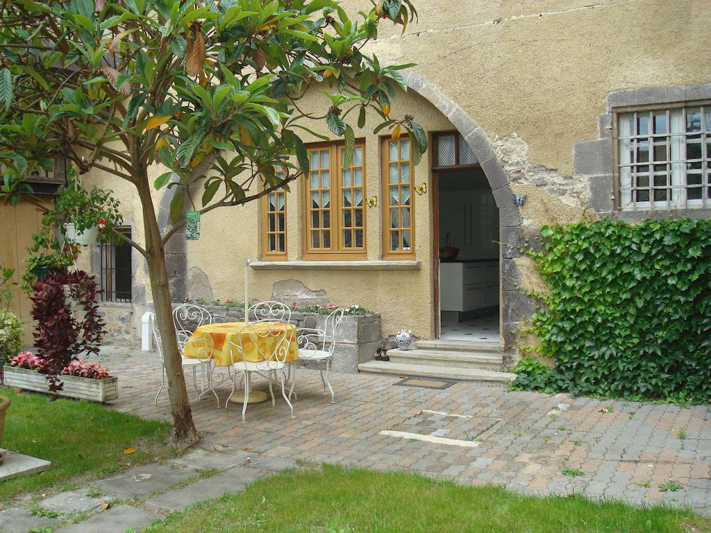 Chateau De Bourrassol Bed & Breakfast Menetrol Exterior photo
